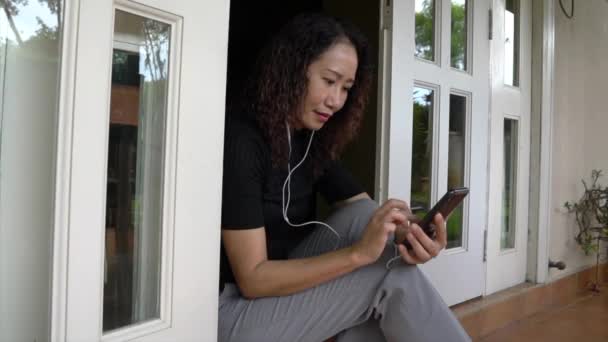 Egy Videohívó Konferencián Vagy Chat Szobában Fülhallgatóval Ajtó Bejáratánál Ülök — Stock videók