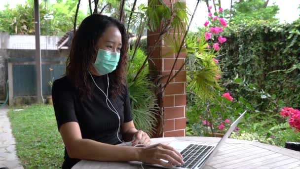 Chinesische Geschäftsfrau Mit Medizinischer Gesichtsmaske Und Kopfhörern Die Ein Video — Stockvideo