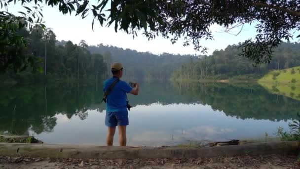 Caminante Cum Fotógrafo Tomando Una Foto Lago Bosque Vista Por — Vídeos de Stock