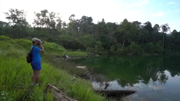 Hiker Cum Photographer Taking Photo Lake Forest View Side Lake — Stockvideo