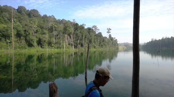 Caminhante Cum Fotógrafo Tirar Uma Foto Lago Vista Para Floresta — Vídeo de Stock