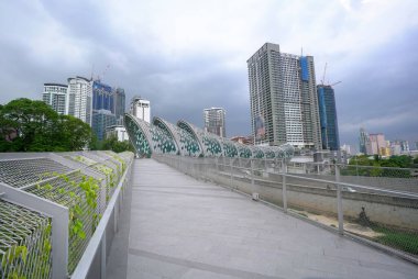 Kuala Lumpur, Malezya - 11 Haziran 2020: Kampung Baru ve KLCC Malezya 'yı birbirine bağlayan Saloma Link yaya köprüsü. Yeni turistler de çok önemli..