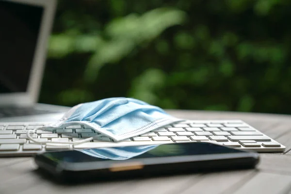 Medizinische Gesichtsmaske Oben Auf Computer Laptop Tastatur Und Handy Heimarbeit — Stockfoto