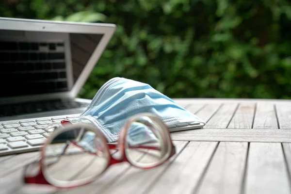 Medizinische Gesichtsmaske Auf Der Laptop Tastatur Mit Brille Auf Dem — Stockfoto