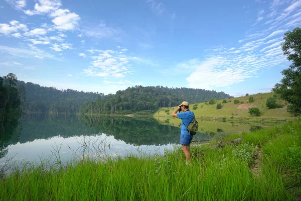 Hiker Cum Photographer Facing Beautiful Lake Forest Landscape Background — Stockfoto