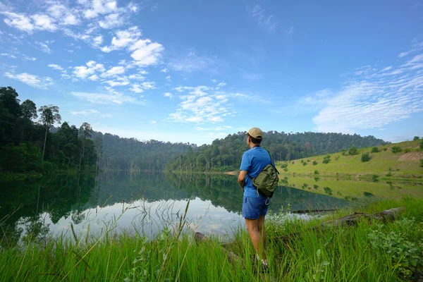 Hiker Cum Photographer Facing Beautiful Lake Forest Landscape Background — Stockfoto