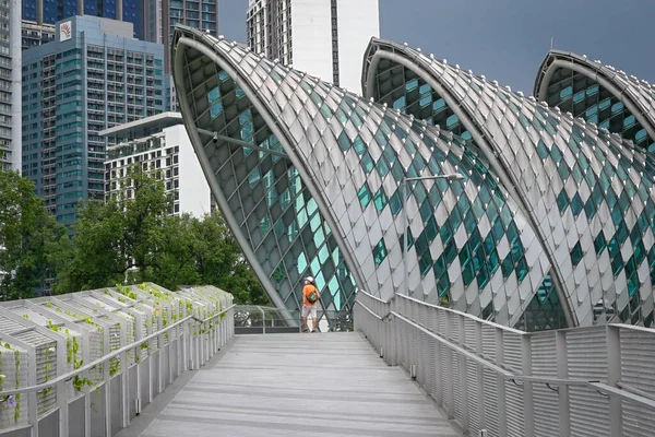 Kuala Lumpur, Malezya - 11 Haziran 2020: Kampung Baru ve KLCC Malezya 'yı birbirine bağlayan Saloma Link yaya köprüsü. Yeni turistler de çok önemli..