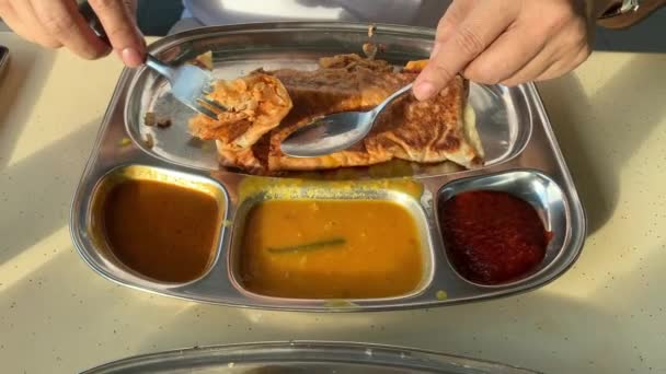 Człowiek Jedzenie Roti Canai Słynne Jedzenie Komfort Śniadanie Malezji — Wideo stockowe