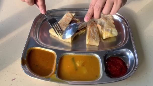 男はロティ カナイを食べます マレーシアでの朝食のための有名な快適食品 — ストック動画