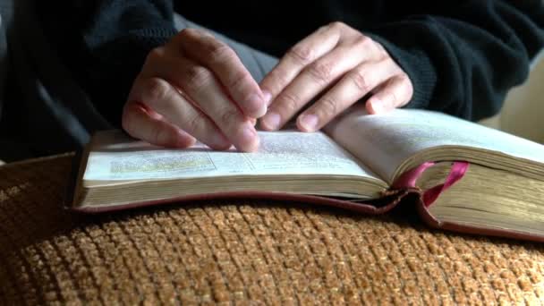 Женщина Читает Библию Вид Крупным Планом Пальцы Идут Строчкой Строкой — стоковое видео