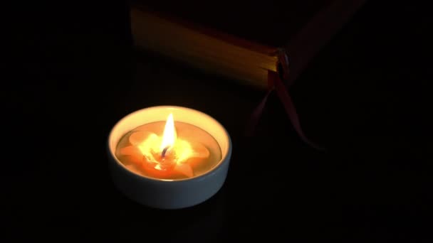 Ljus Med Bibel Eller Tjock Bok Bakgrunden Meditation Eller Fredskoncept — Stockvideo