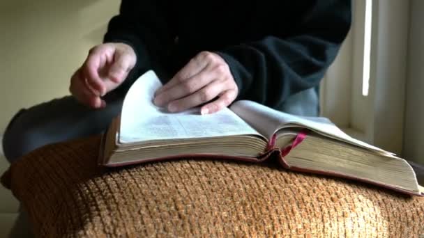 Γυναίκα Που Διαβάζει Βίβλο Της Κοντινή Θέα Δάχτυλα Πηγαίνει Γραμμή — Αρχείο Βίντεο