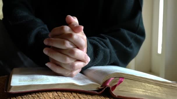Frau Mit Handkreuzen Auf Der Spitze Der Bibel Gebetshaltung Nahaufnahme — Stockvideo