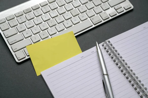 Bürotisch Von Oben Mit Computertastatur Notizblock Stift Und Leerem Gelben — Stockfoto