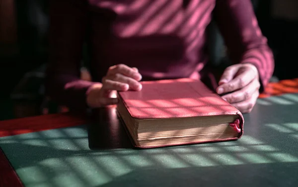 Las Manos Mujer Sobre Una Biblia Cerrada Sobre Una Mesa —  Fotos de Stock