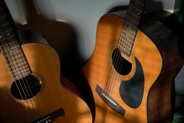 Duas Guitarras Clássicas Junto Parede Vista Ângulo Alto — Fotografia de Stock