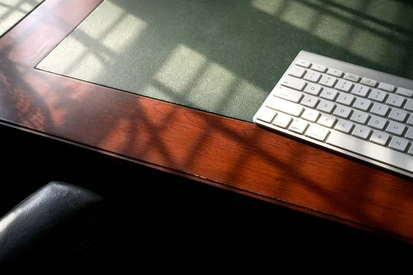 Computer Keyboard Wood Leather Table Light Play Forming Lines Shadows — Stock Photo, Image