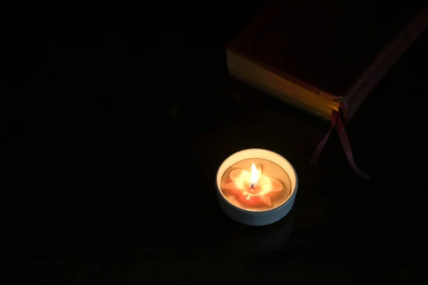 Cahaya Lilin Dengan Alkitab Suci Latar Belakang Salin Ruang — Stok Foto