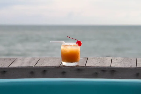 Glas Fruit Punch Mocktail Houten Blad Met Uitzicht Oceaan — Stockfoto