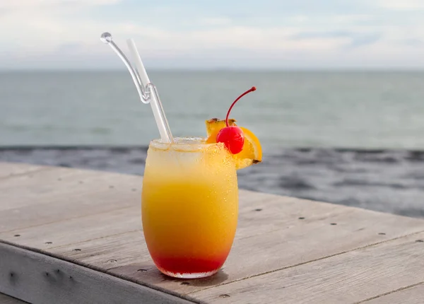 Glas Fruitpunch Houten Blad Met Uitzicht Oceaan — Stockfoto