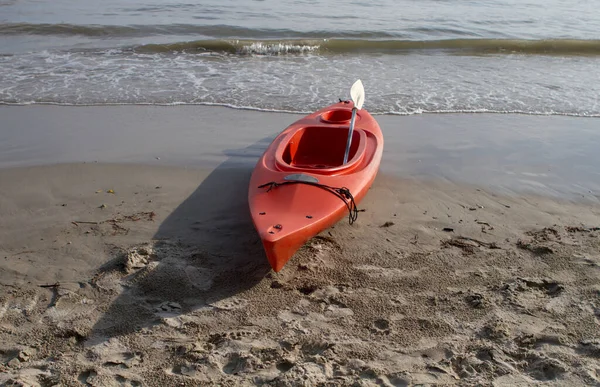 赤いカヌー砂のビーチに横たわっている 夏または海のスポーツの概念 — ストック写真