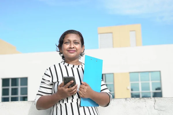 Портрет Прекрасної Усміхненої Індійської Ділової Жінки Мобільним Телефоном Синім Номером — стокове фото