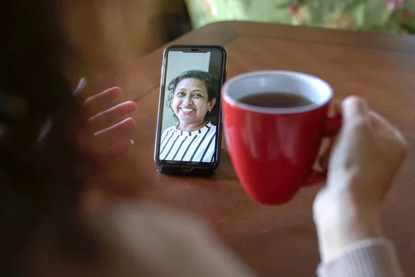 Kvinna Med Kopp Kaffe Och Med Videosamtal Och Chatta Med Stockbild