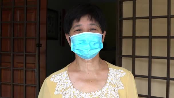 Літня Китаянка Обличчя Вкрите Медичною Маскою Стоїть Будинком — стокове відео