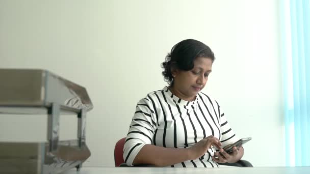 Attraktiv Indisk Affärskvinna Sitter Inne Sitt Kontor Med Sin Mobiltelefon — Stockvideo