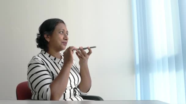 Glad Och Attraktiv Indisk Affärskvinna Sitter Inne Sitt Kontor Lämnar — Stockvideo