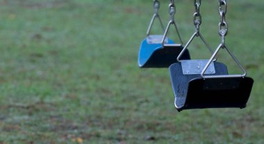 Çocuk parkındaki boş salıncak koltuğu. Yaklaş, boşluğu kopyala.