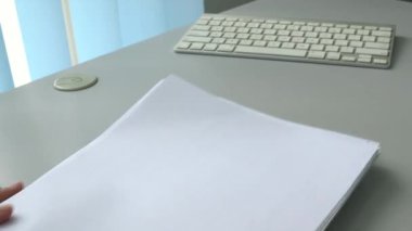İş kadını bir yığın belgeyi istifledi ve tepesine 
