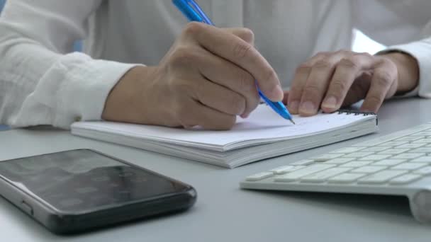 Pengusaha Wanita Dekat Menulis Catatan Buku Catatan Pengaturan Office — Stok Video