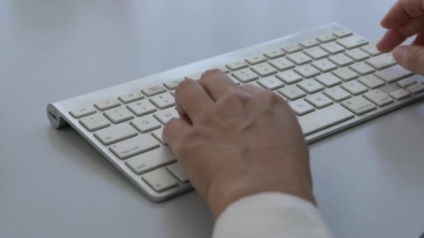 女商人在电脑键盘上打字 — 图库视频影像
