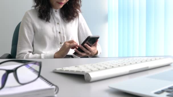 Mujer Negocios Sentada Silla Surfeando Celular Establecimiento Oficina — Vídeos de Stock