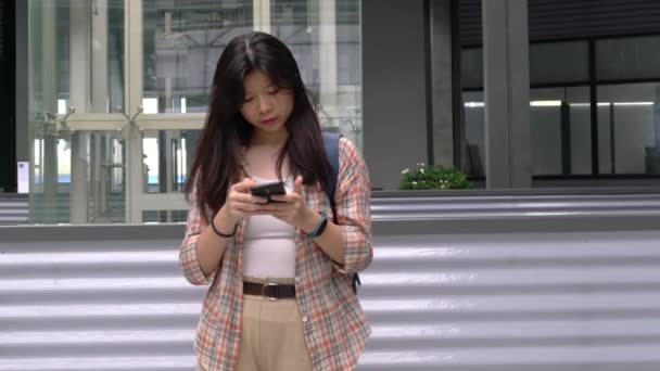 Fiatal Lány Használja Mobilját Hogy Üzenetet Küldjön Vagy Böngészzen Interneten — Stock videók