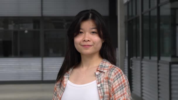 Söt Ung Kinesisk Flicka Ler Mot Kameran — Stockvideo