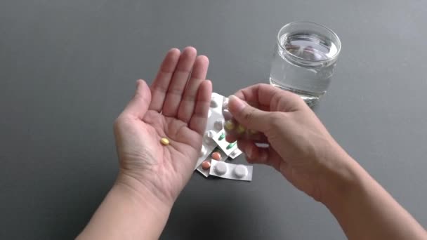 Vuxen Kvinna Som Tar Medicinpiller Med Ett Glas Vatten Närbild — Stockvideo