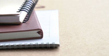 Defterler ve takvim masada. Seçici odaklanma. Boşluğu kopyala.