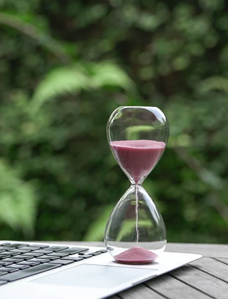 Zandloper Laptop Computer Tijdbeheer Aftellen Deadlines — Stockfoto