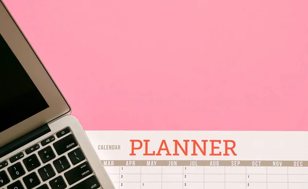 Planificador Calendario Computadora Parte Superior Mesa Rosa Copiar Espacio — Foto de Stock