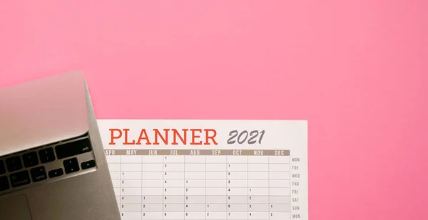 Kalender Planner 2021 Naast Een Computer Laptop — Stockfoto