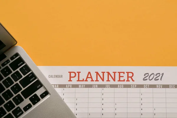 Ordenador Portátil Planificador Calendario Parte Superior Mesa Amarilla Copiar Espacio — Foto de Stock