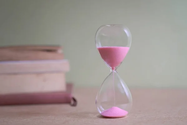 Sanduhr Mit Sand Der Neben Büchern Fließt Prüfung Fristen Oder — Stockfoto