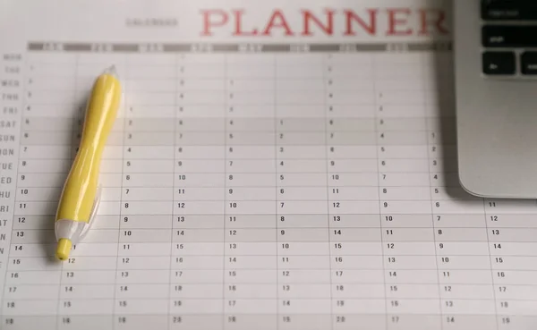 Ordenador Portátil Pluma Amarilla Parte Superior Del Planificador Calendario —  Fotos de Stock