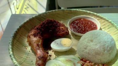 Kızarmış tavuklu Nasi Lemak. Hindistan cevizi pilavı, Malezya ve Endonezya 'da popüler bir mutfak..