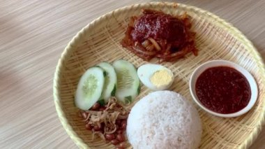 Mürekkep balıklı Nasi Lemak. Hindistan cevizi pilavı, Malezya ve Endonezya 'da popüler bir mutfak..
