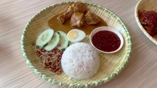 Nasi Lemak Met Curry Kip Kokosrijst Een Populaire Keuken Maleisië — Stockvideo