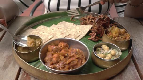 Kvinna Äter Måltid Serveras Bananblad Traditionella Sydindiska Köket Närbild Henne — Stockvideo