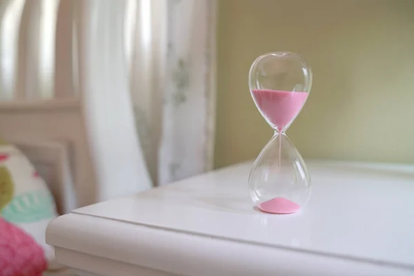 Zand Glas Tafel Naast Bed Het Meten Van Tijd Die — Stockfoto